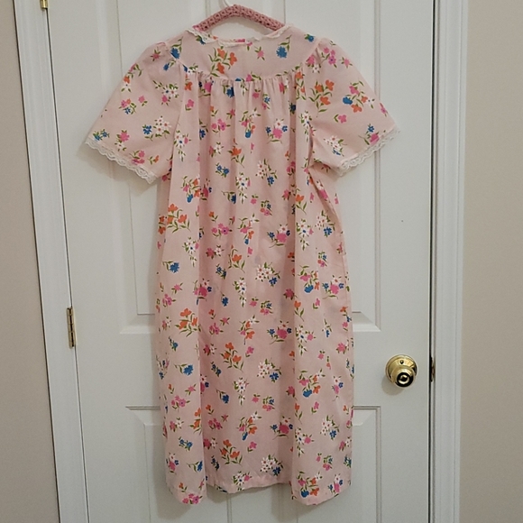 Smartime Pink Floral Lightweight Robe!!! - Picture 2 of 9
